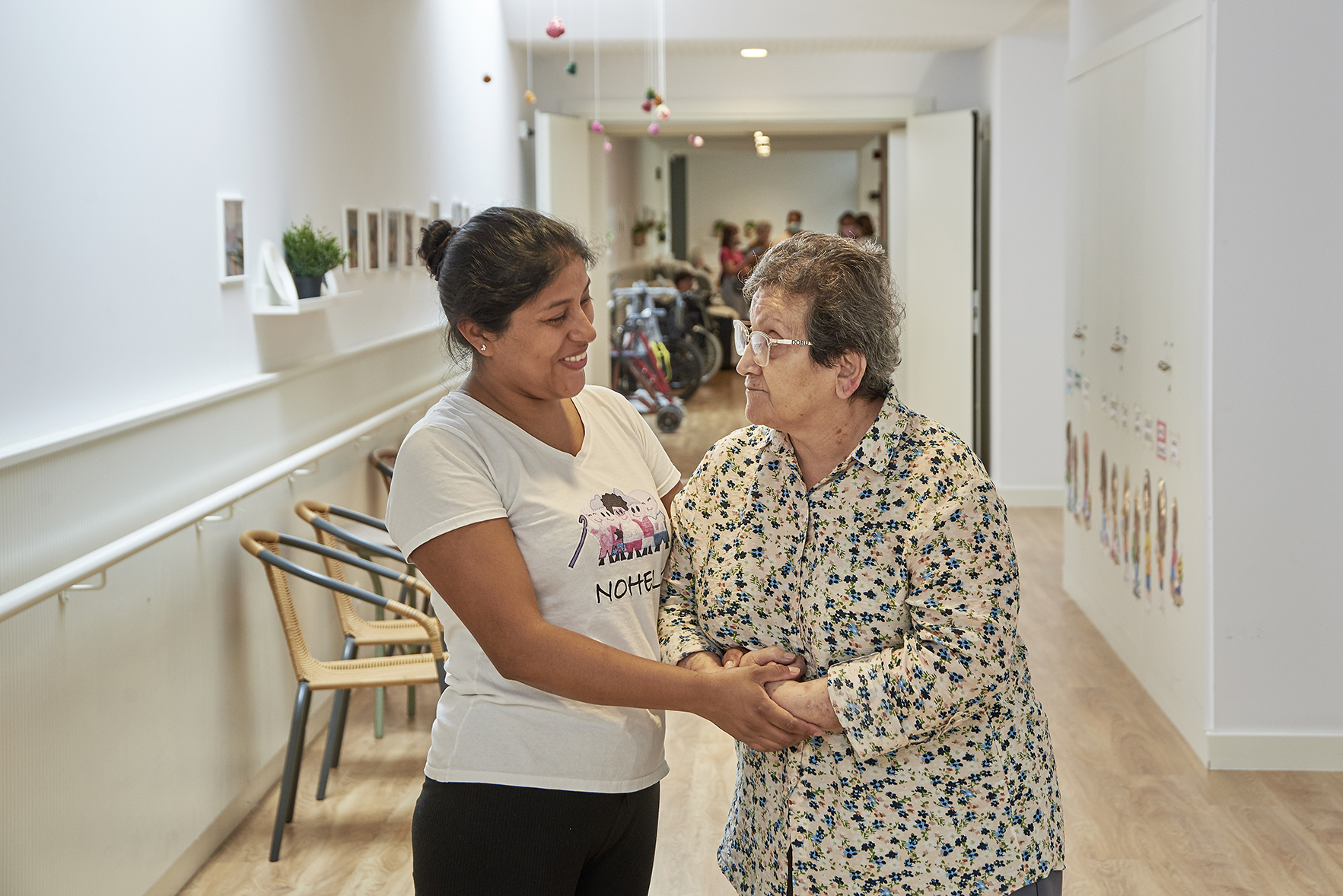 Treballadora familiar acompanyant a persona gran a dins de la residència