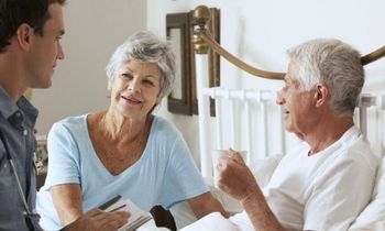 persona mayor recibiendo atencion a domicilio 