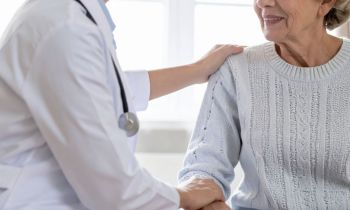 medica atendiendo a persona mayor en casa