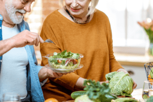 Dues persones grans cuinant