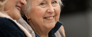 Dues amigues parlant i somrient