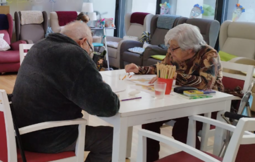 Persones ateses pintant