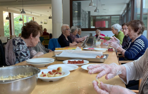 Taller de panellets del centre residencial Torreblanca en el marc de la celebració de la Castanyada