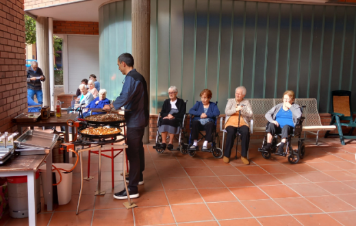 Xef cuinant la fideuà en motiu del 35è aniversari de Font dels Capellans