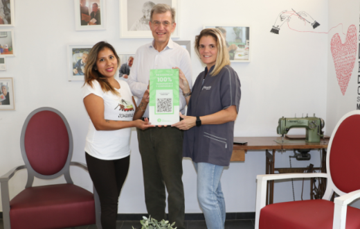 Josep de Martí, fundador del portal Inforesidencias.com, ha entregat el certificat de transparència a Maite Ferré, directora de la residència Colònia Güell