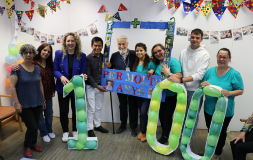 L'equip del centre de dia celebrant el centenari d'en Francesc