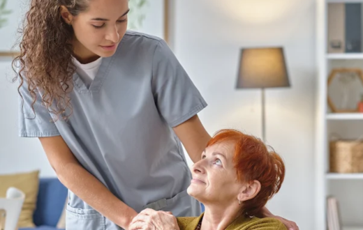  Dona donant la mà a una dona major