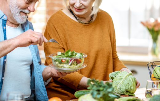 Dues persones grans cuinant