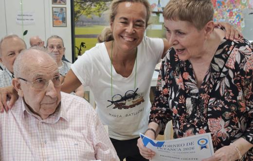 Residents i professionals de la Residència de la Colònia Güell durant l'entrega de premis del campionat de petanca a Santa Coloma de Cervelló.
