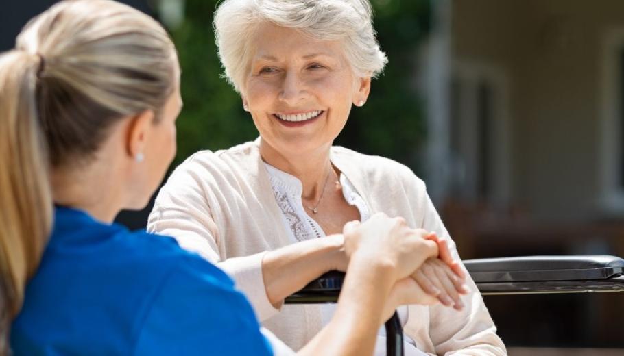 Persona atesa mirant a la cuidadora, atenció centrada en la persona