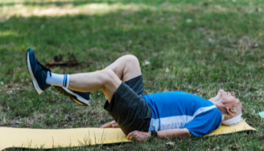 persona gran fent exercici 