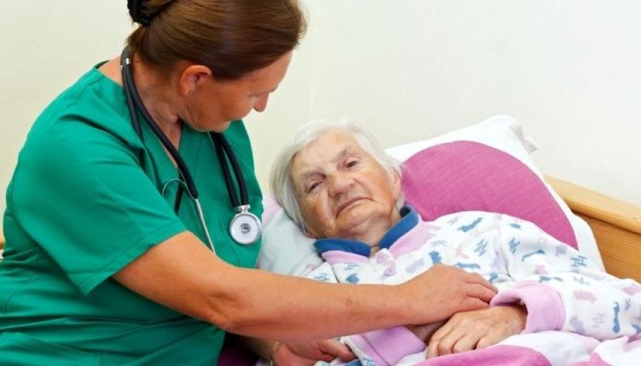 cuidadora atenent ancià