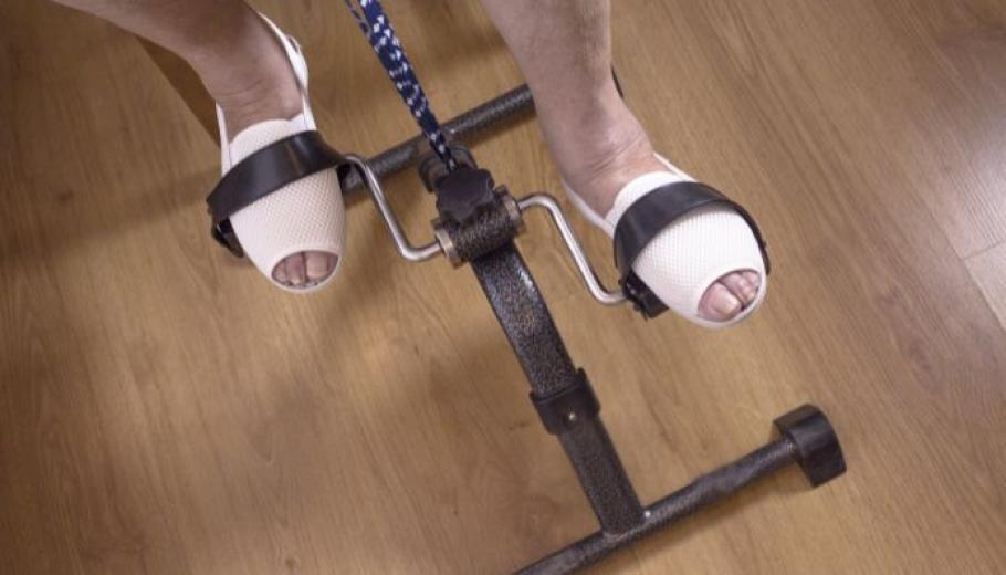 persona gran fent exercici 