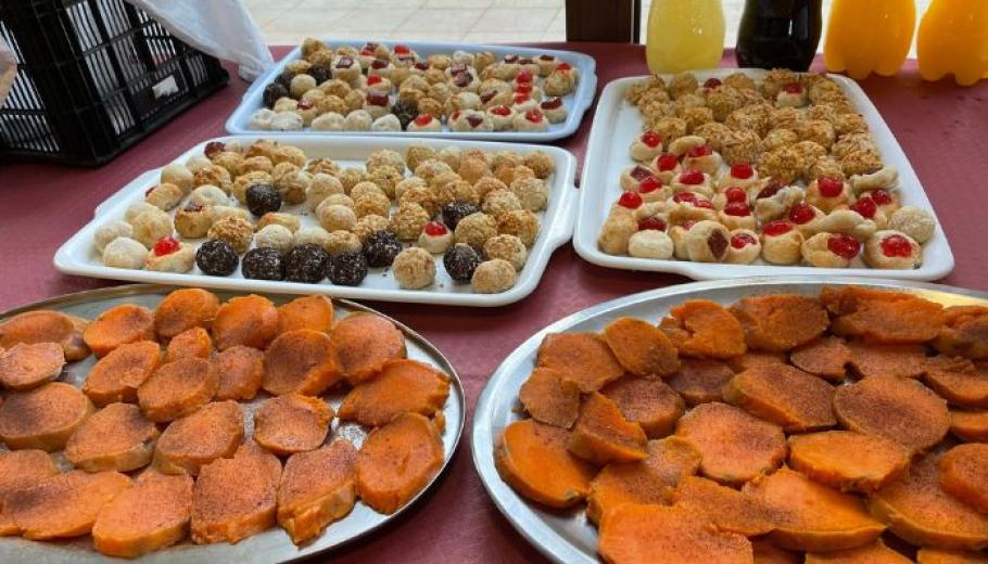 Celebrant castanyada a la residència Torreblanca