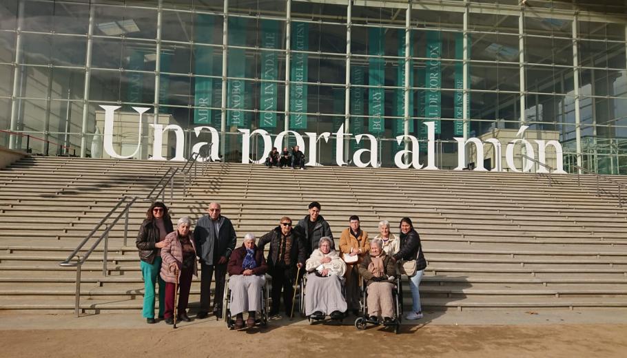 Equip i residents de colònia Güell a la porta del Teatre Nacional