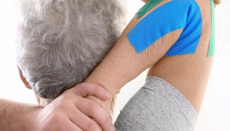 Persona gran fent fisioteràpia