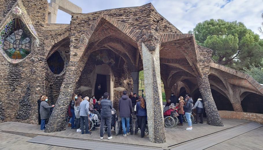 Colònia Güell visitant la cripta