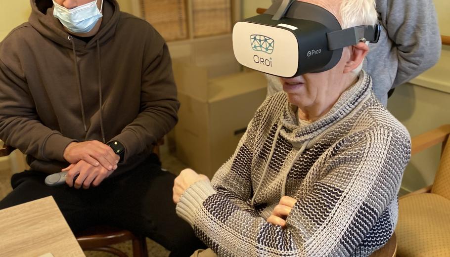 Persona mayor probando unas gafas virtuales