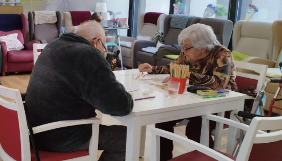 Persones ateses pintant