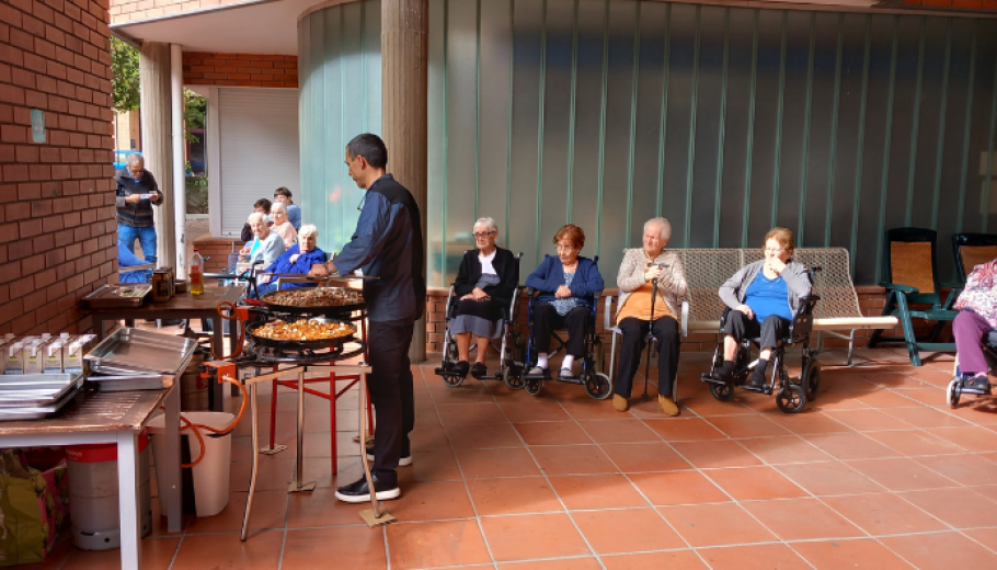 Chef cocinando la fideuá en motivo del 35º aniversario de Font dels Capellans