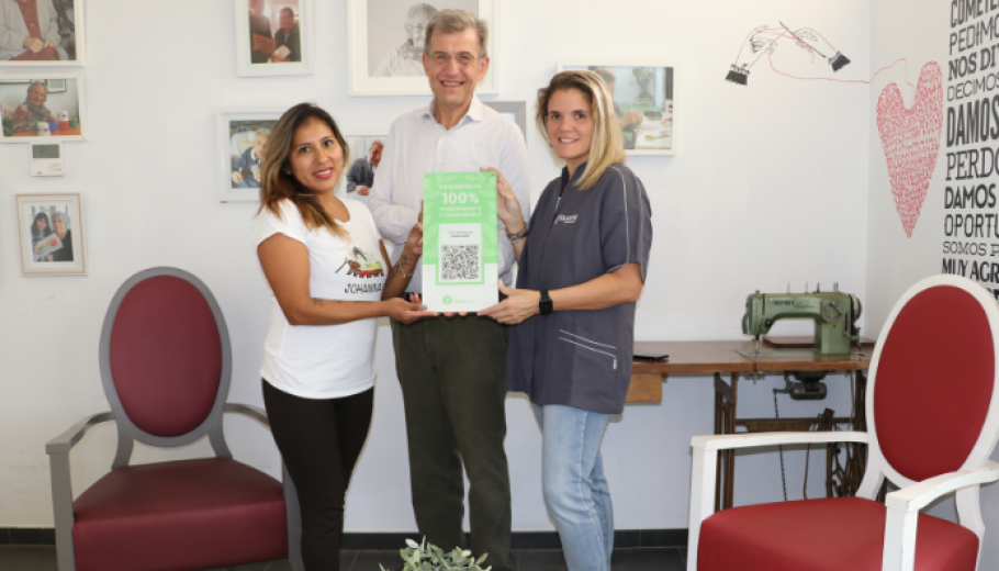 Josep de Martí, fundador del portal Inforesidencias.com, ha entregat el certificat de transparència a Maite Ferré, directora de la residència Colònia Güell