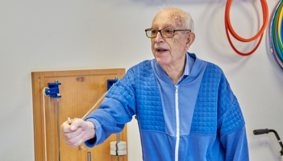 Persona gran fent exercicis de gimnàstica passiva