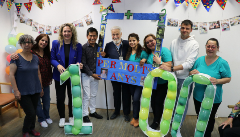 L'equip del centre de dia celebrant el centenari d'en Francesc