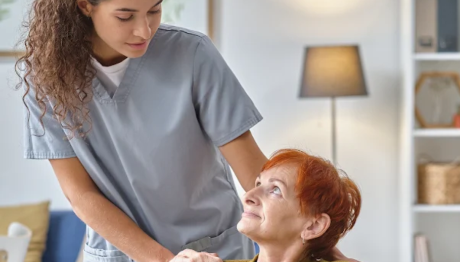  Dona donant la mà a una dona major