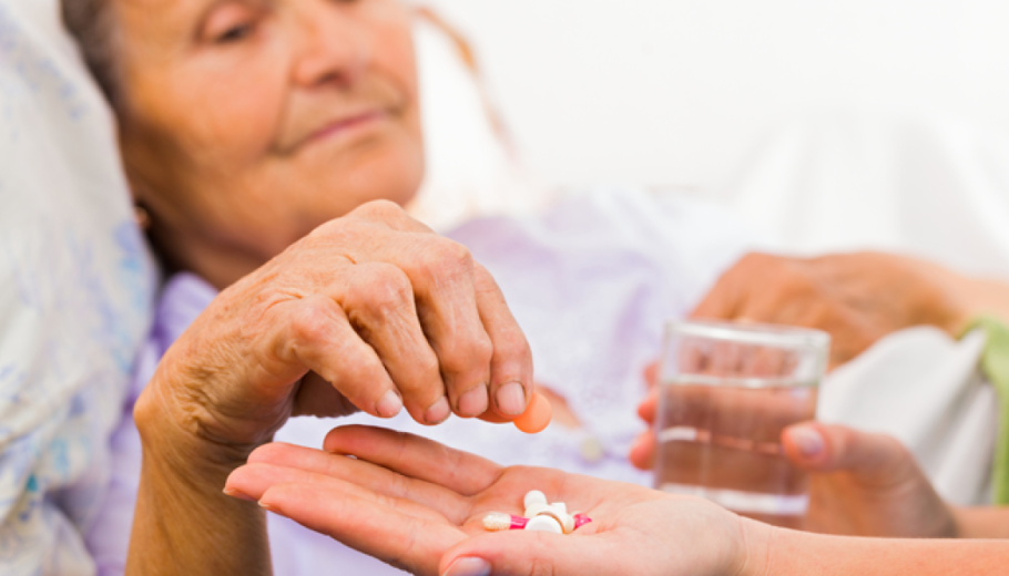 Persona gran prenent-se un medicament