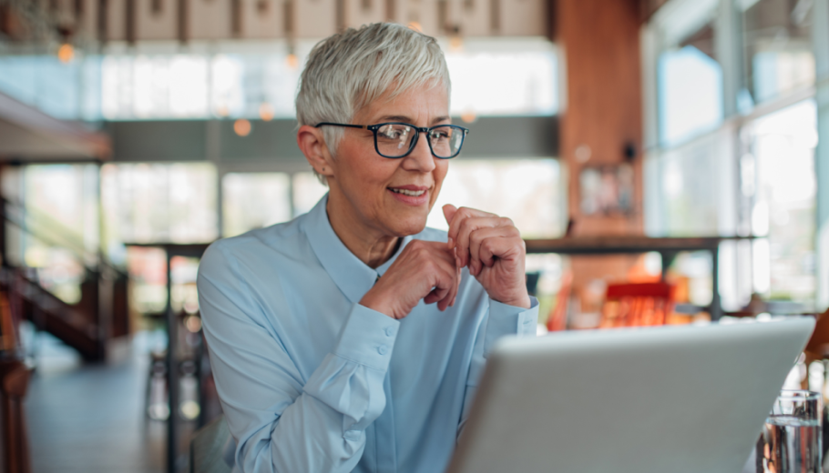 Persona gran mirant l'ordinador