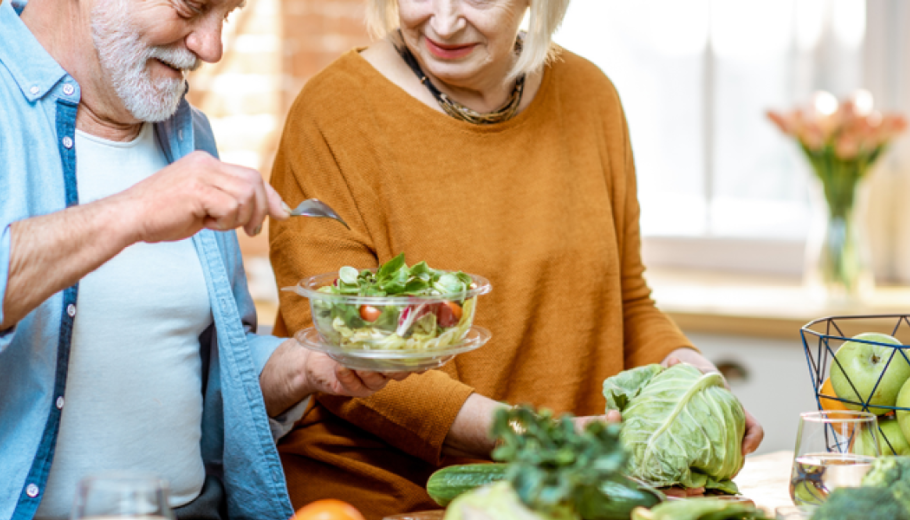 Dues persones grans cuinant