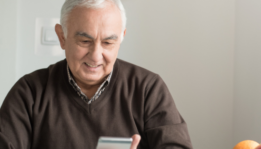 Persona gran utilitzant un mòbil