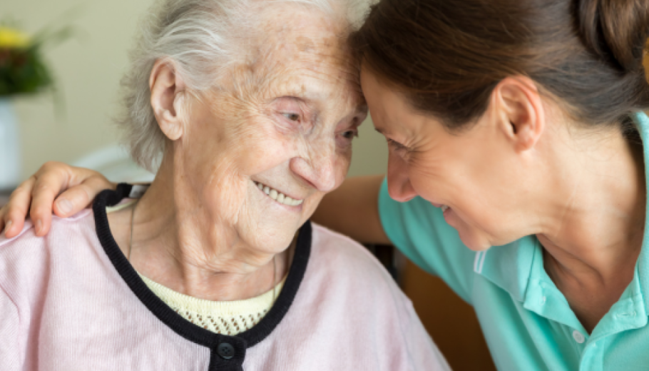 Cuidadora professional cuidant a persona gran