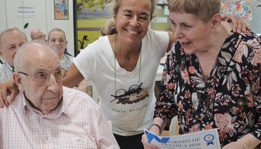 Residents i professionals de la Residència de la Colònia Güell durant l'entrega de premis del campionat de petanca a Santa Coloma de Cervelló.