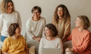 Grupo de mujeres sonriendo 