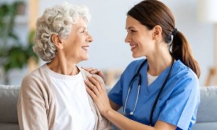 Médica atendiendo a paciente en casa 