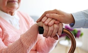 manos apoyadas en bastón