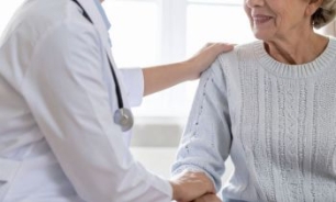 medica atendiendo a persona mayor en casa