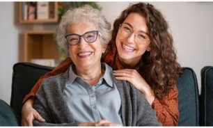 madre e hija sonriendo a camara 