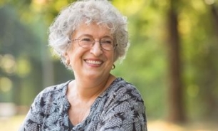 Señora mayor sonriendo 