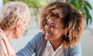 Enfermera sonriendo mientras atiende a paciente