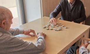Personas mayores jugando al domino 
