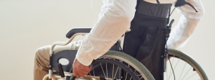 Hombre en silla de ruedas 