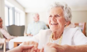 Mujer mayor sonriendo 