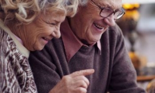 pareja de personas mayores sonriendo 
