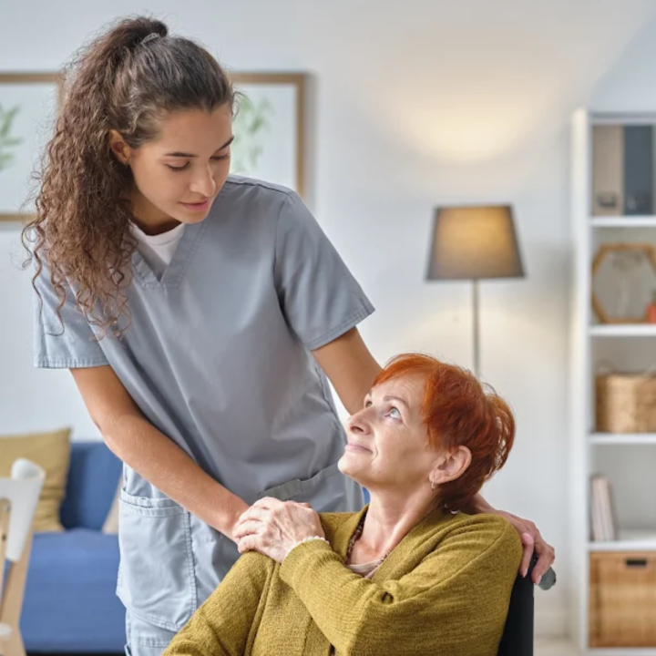  Dona donant la mà a una dona major