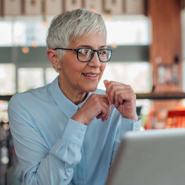 Persona gran mirant l'ordinador