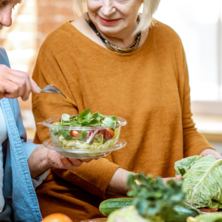 Personas mayores cocinando