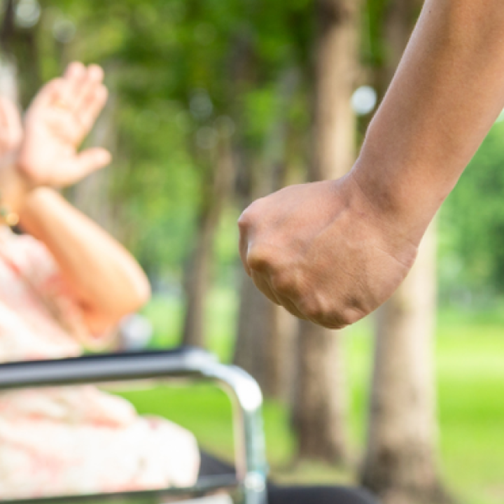 Persona gran amagant-se la cara