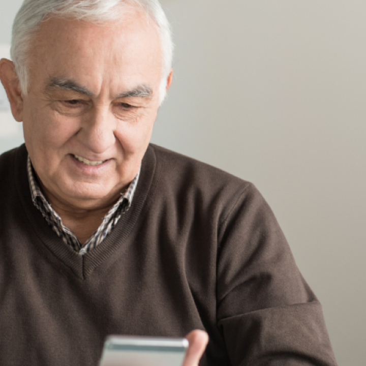 Persona gran utilitzant un mòbil